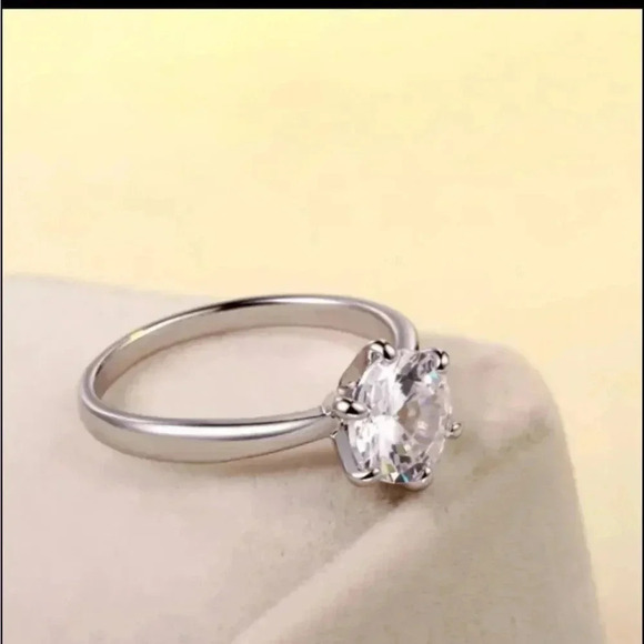 Jewelry - Elegant Women wedding ring..silver..size 8..NWT